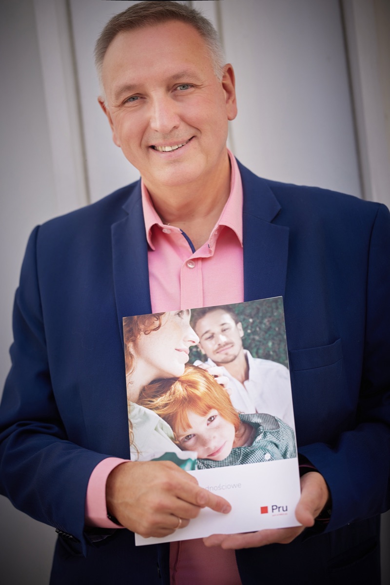 Janusz Janicki z broszurą Prudential - doradca ubezpieczeniowy szukający optymalnych rozwiązań