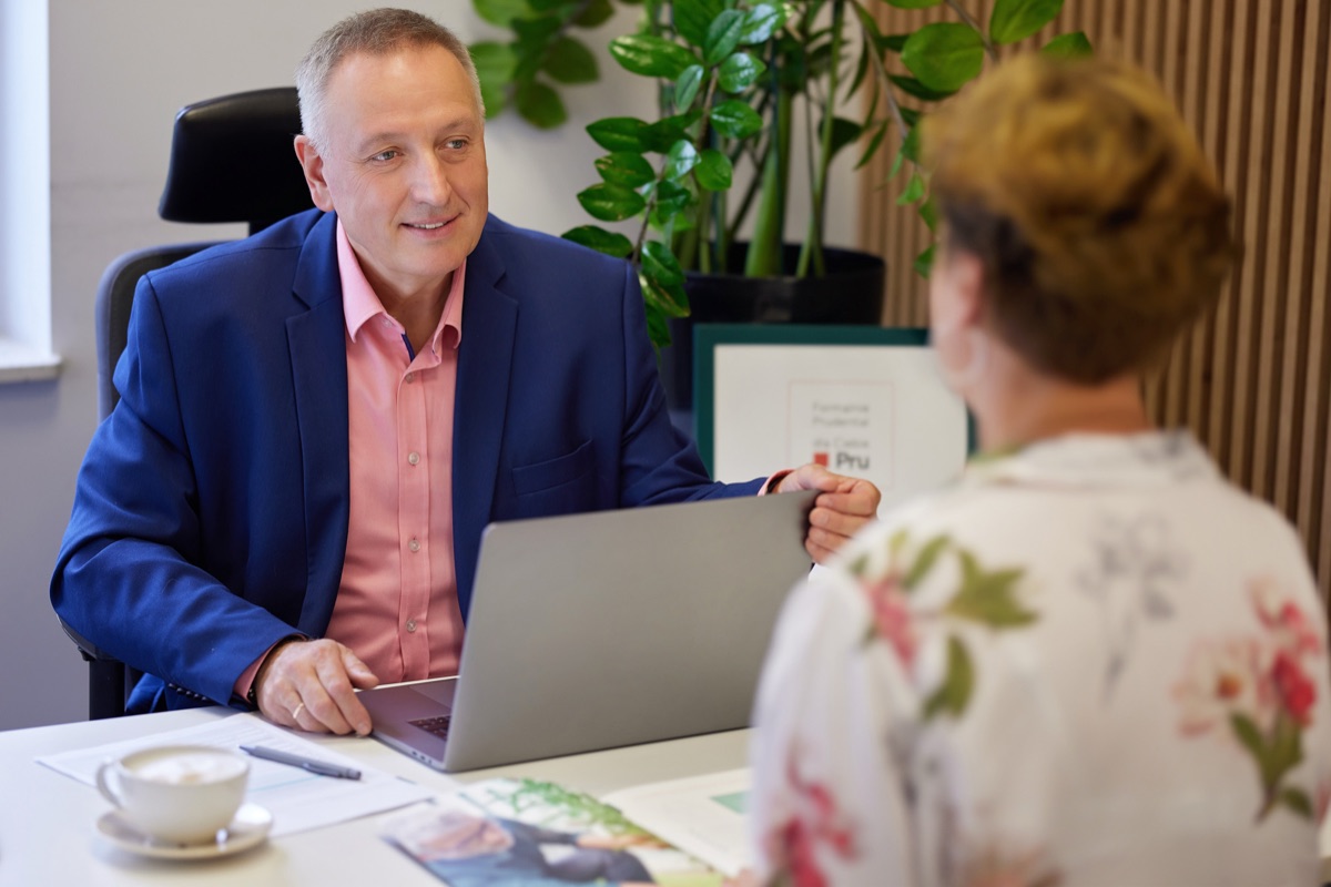 Janusz Janicki w bezpośredniej rozmowie z klientką - zaufanie i profesjonalizm