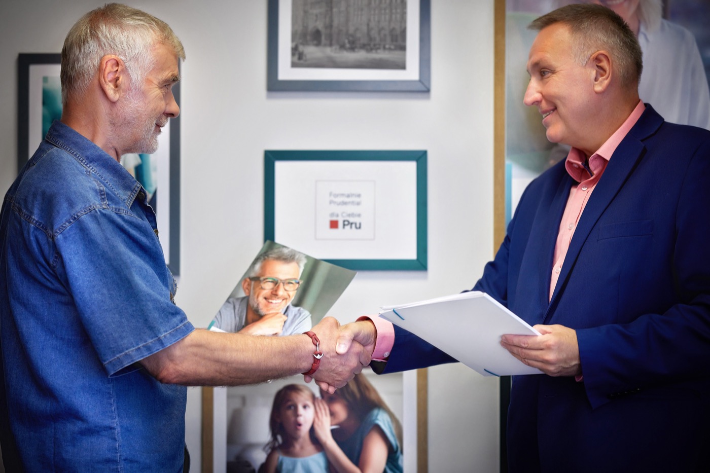 Doradca ubezpieczeniowy w Szczecinie podczas konsultacji z klientem - jak wybrac dobrego doradce